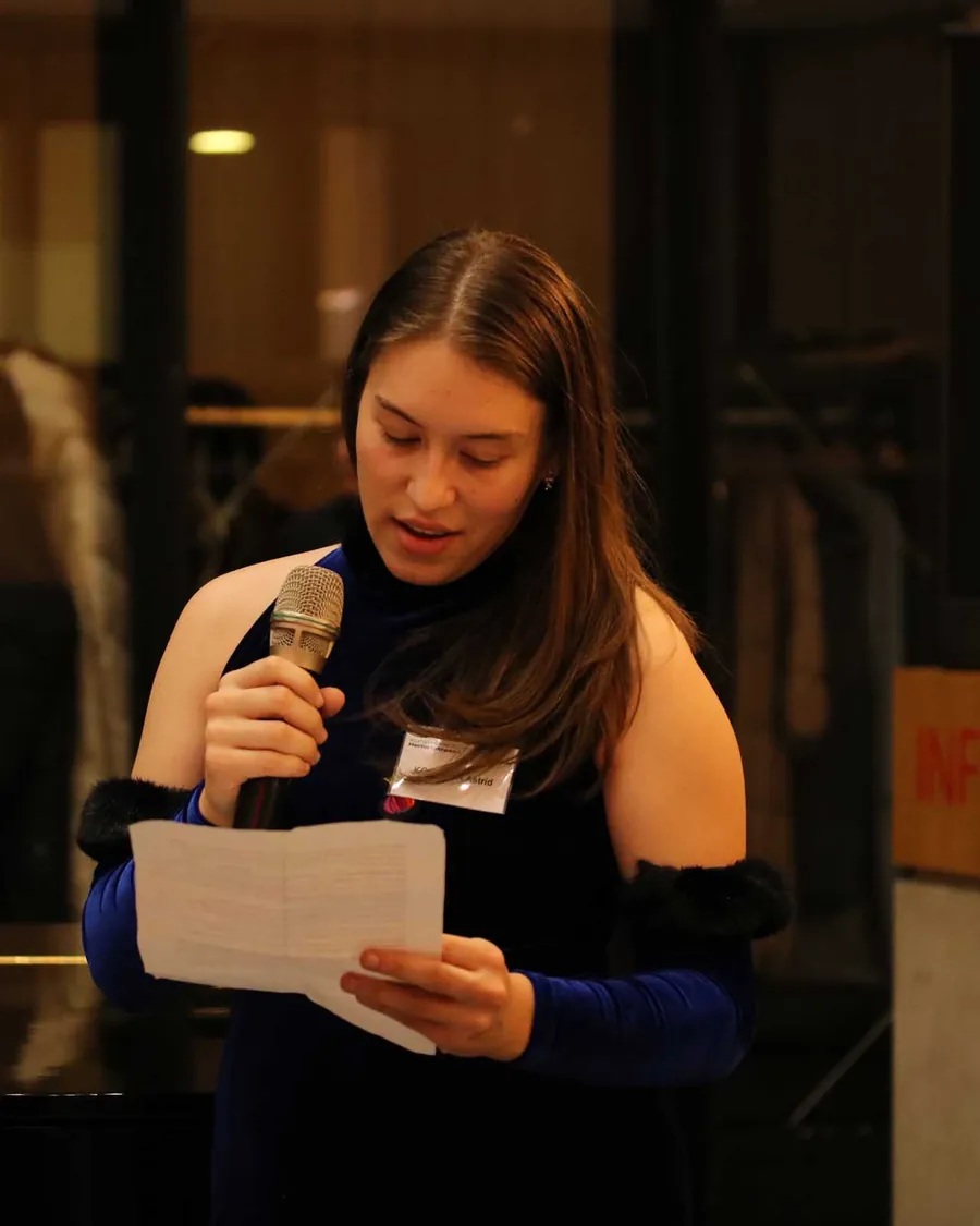 Astrid Konvicka singing with a microphone